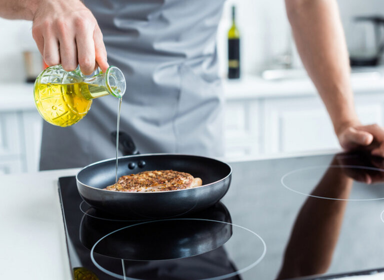 Четыре продукта, которыми можно заменить растительное масло для готовки пищи на сковороде - today.ua