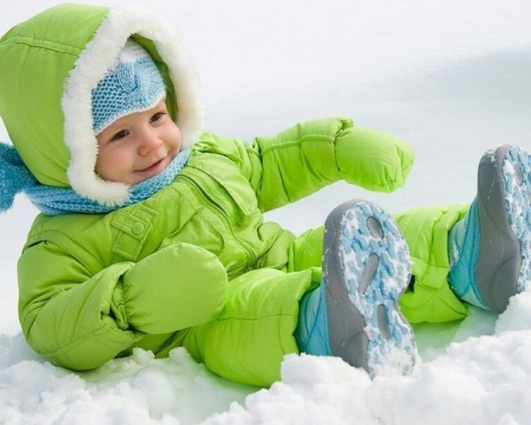 Украинских детей бесплатно обеспечат зимней одеждой: как оформить помощь - today.ua