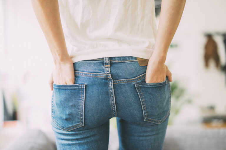 Как правильно стирать джинсы в стиральной машинке, чтобы они не потеряли свой цвет: три полезных совета - today.ua