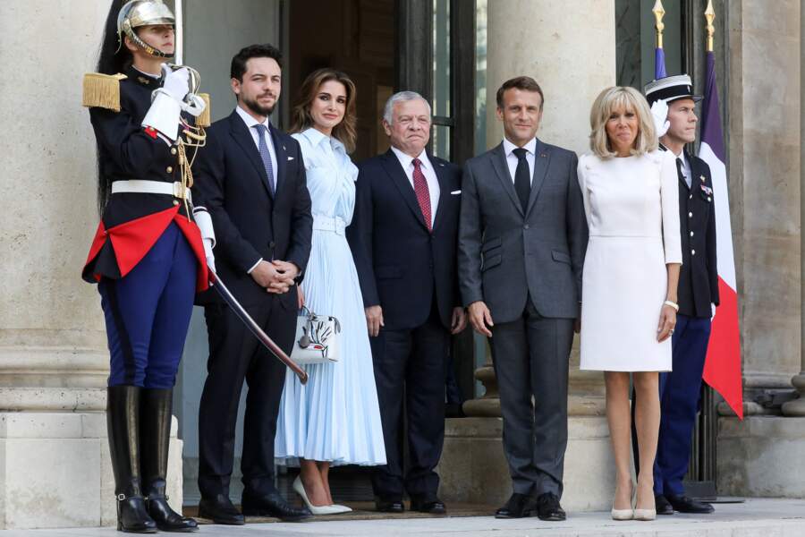69-летняя Брижит Макрон в белом мини-платье похвасталась стройными ножками на встрече с королем Иордании