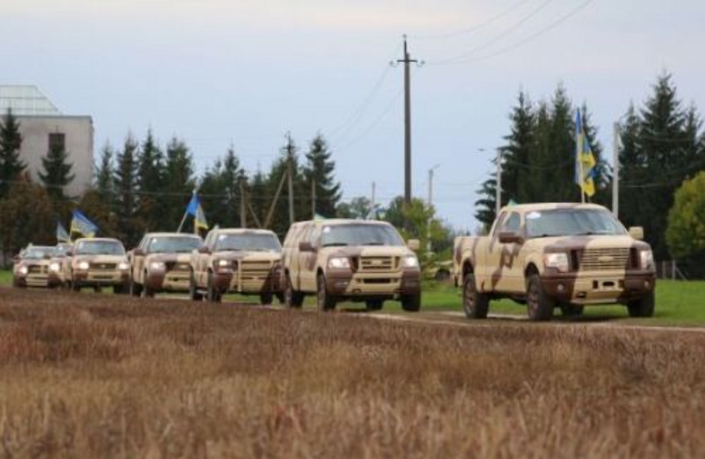 В США волонтеры купили 100 пикапов для ВСУ