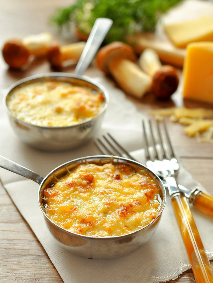 Без сливок и соуса: самый простой и быстрый рецепт жульена с курицей и грибами под сырной корочкой