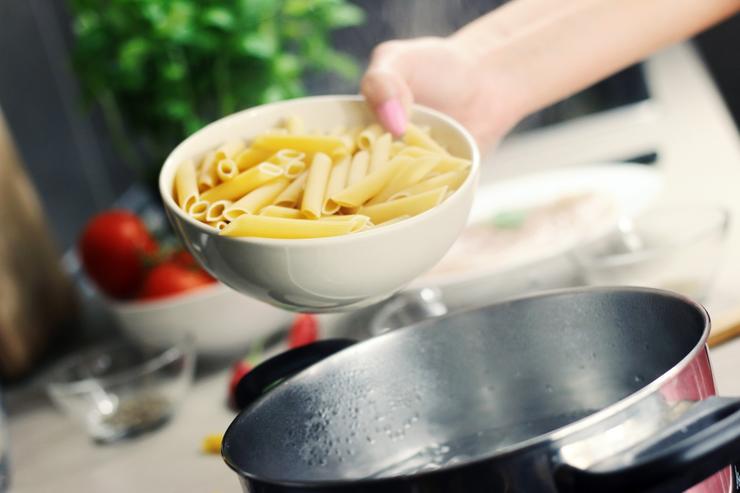 Мало води та додавання олії: названо поширені помилки, чому злипаються макарони при готуванні