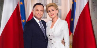 В облягаючій сукні-пальто: 50-річна дружина президента Польщі підкреслила струнку фігуру в гарному вбранні - today.ua