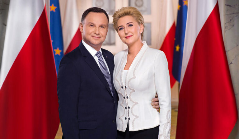 В облягаючій сукні-пальто: 50-річна дружина президента Польщі підкреслила струнку фігуру в гарному вбранні - today.ua