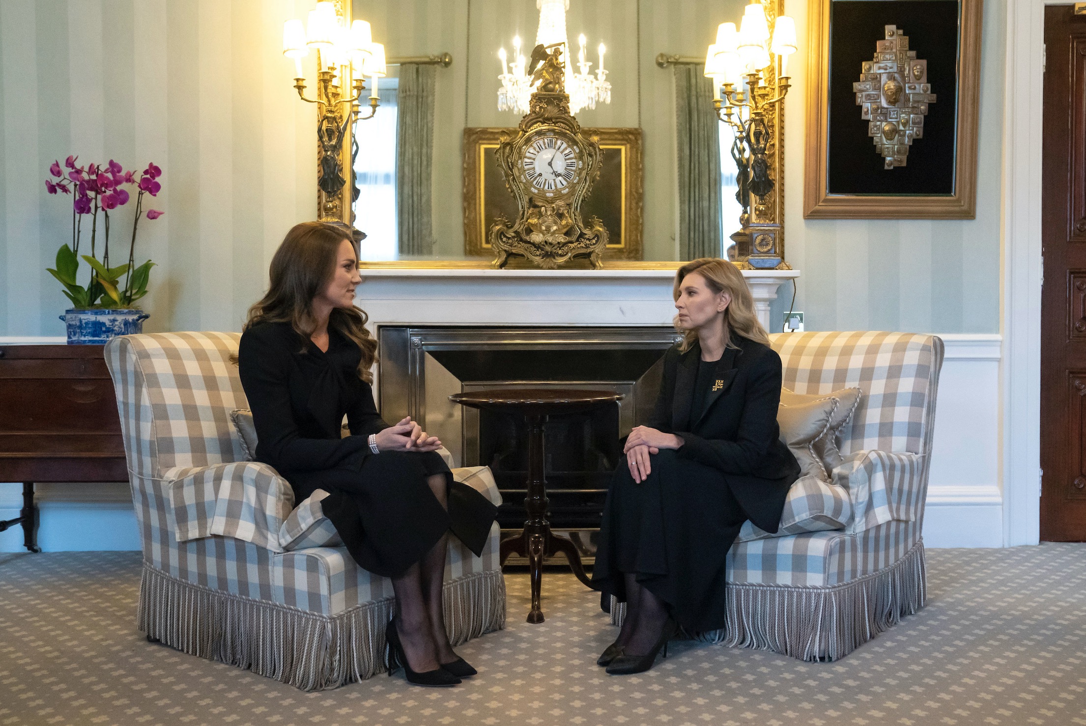 Не хуже принцессы: Елена Зеленская в черном миди-платье затмила красотой на встрече с Кейт Миддлтон в Букингемском замке - today.ua