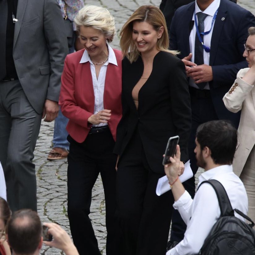 Елена Зеленская в трендовом топе-бандо и идеальном жакете без лацканов приехала в Брюссель - today.ua