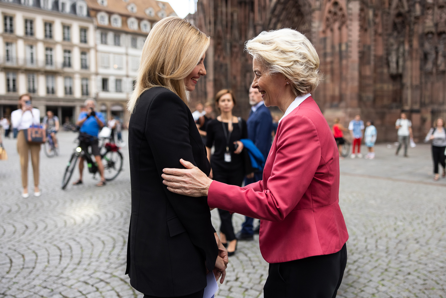 Елена Зеленская в трендовом топе-бандо и идеальном жакете без лацканов приехала в Брюссель - today.ua