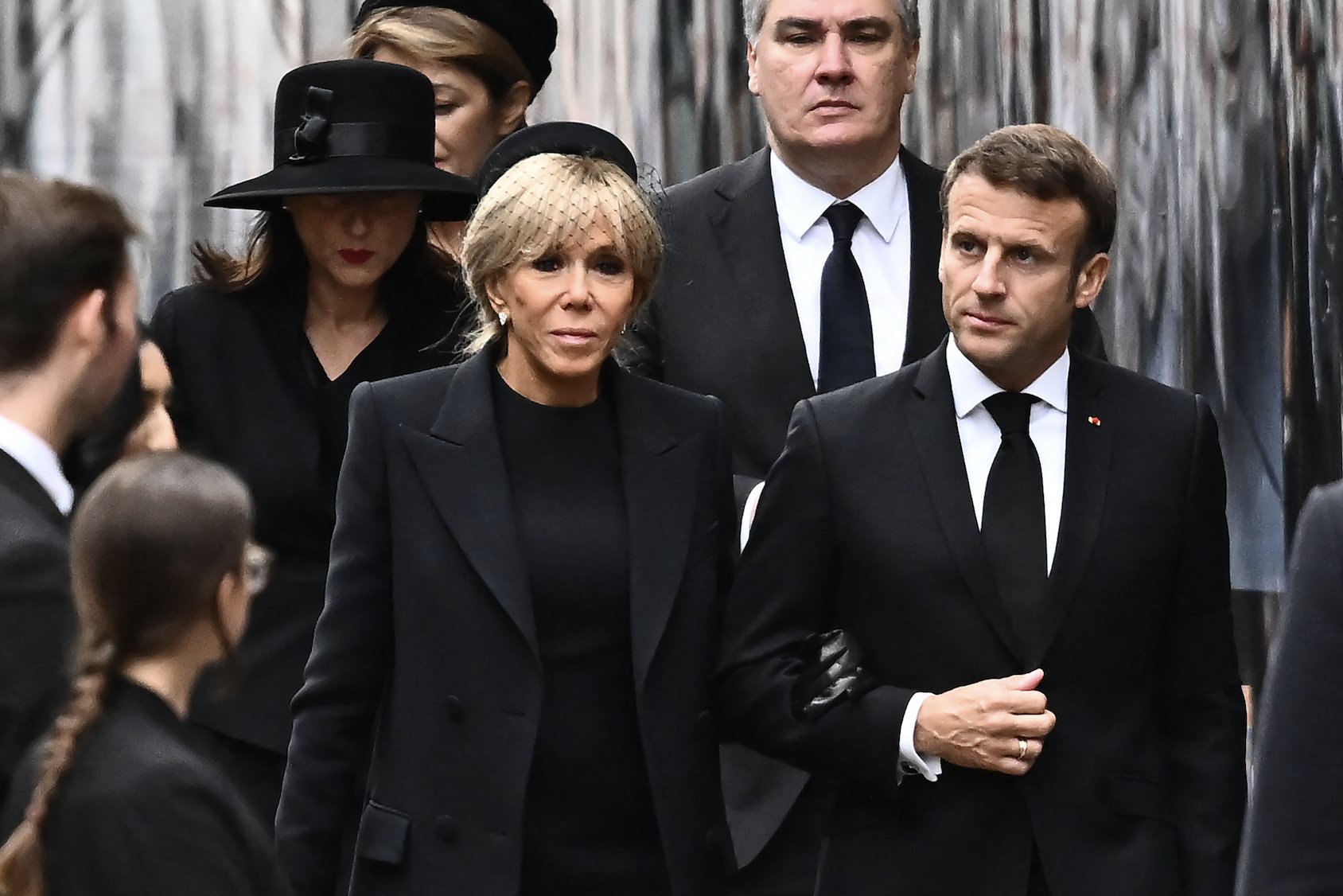 В мини и шляпке с вуалью: Брижит Макрон приехала на похороны Елизаветы II В мини и шляпке с вуалью: Брижит Макрон приехала на похороны Елизаветы II - today.ua