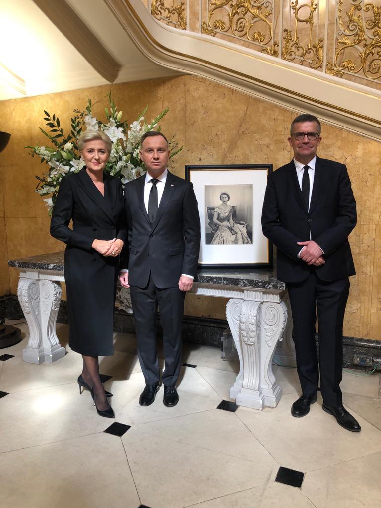 В облягаючій сукні-пальто: 50-річна дружина президента Польщі підкреслила струнку фігуру в гарному вбранні - today.ua