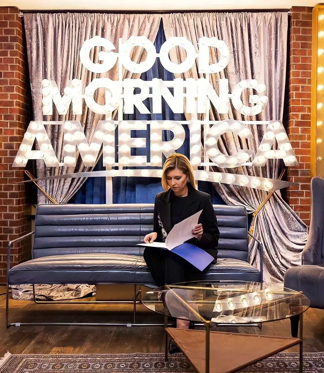 Олена Зеленська у чорному жакеті з білою вишивкою та трендових сережках виступила на Good Morning America