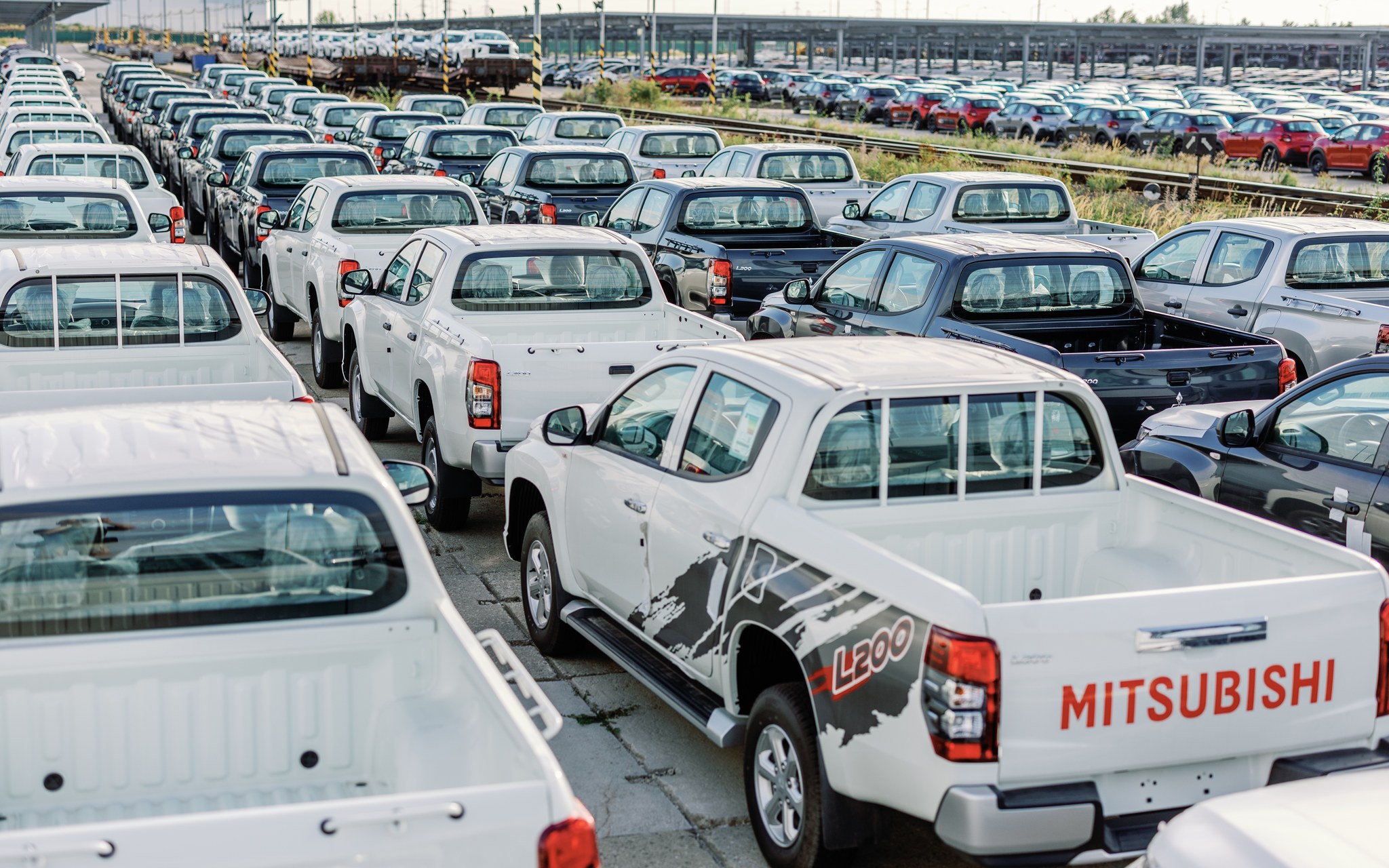 Для ВСУ купили большую партию новых пикапов