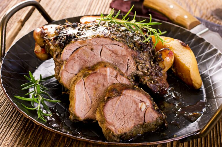 Соковита яловичина в духовці: як правильно замаринувати м'ясо, щоб воно не вийшло сухим - today.ua