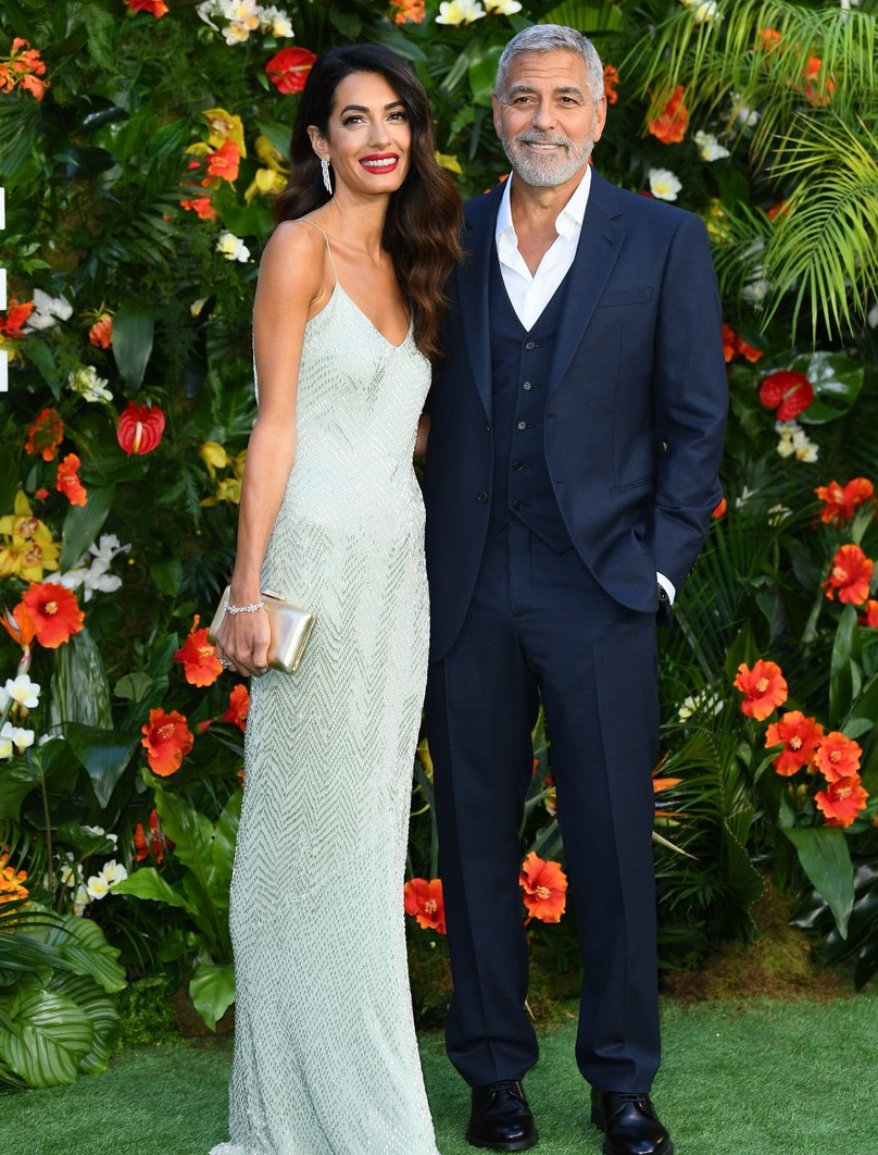 44-летняя жена Джорджа Клуни сменила два ярких наряда за день и похвасталась очень стройной фигурой