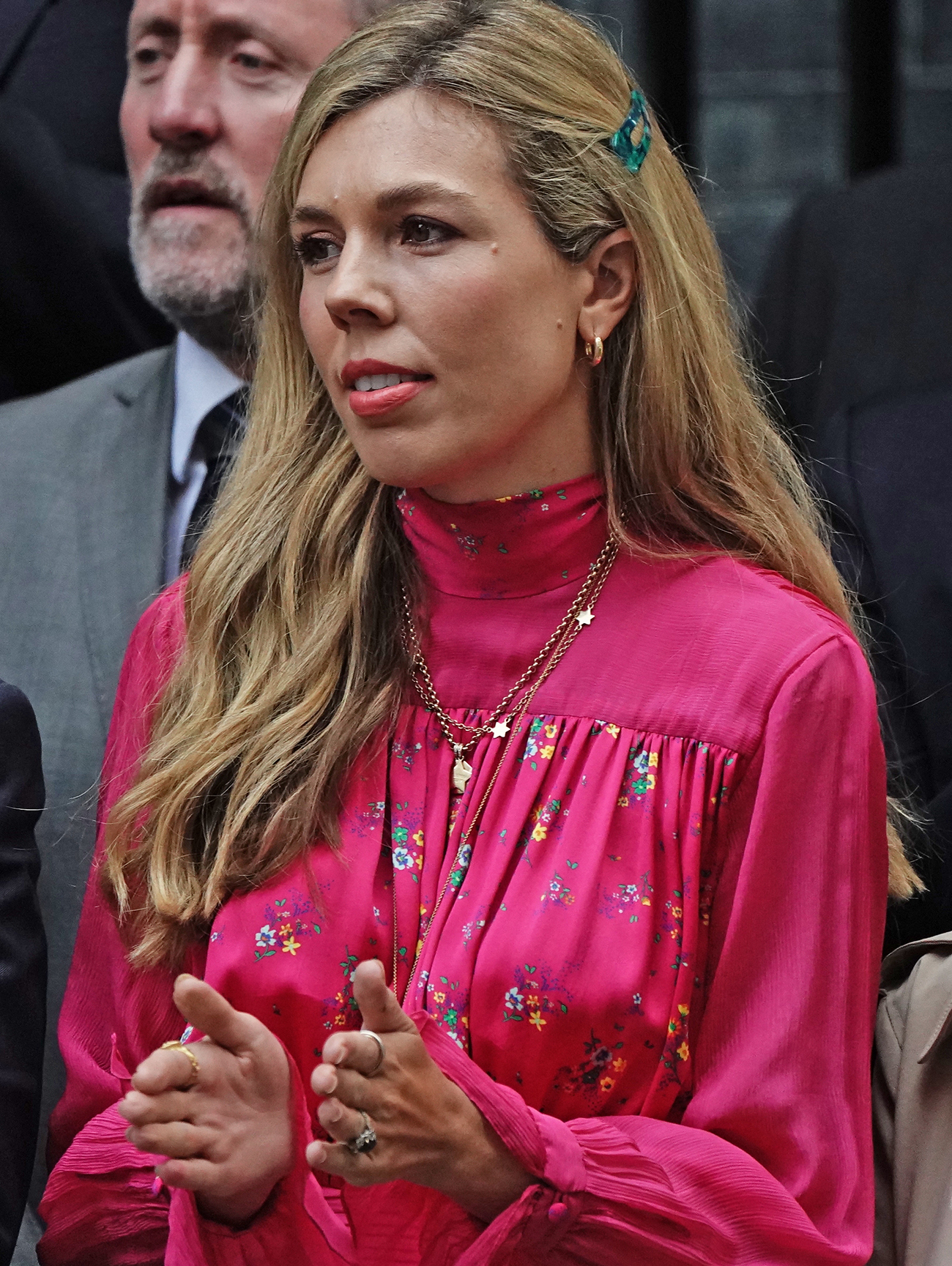 В шелковом платье цвета фуксии: жена Бориса Джонсона в эффектном образе покинула Даунинг-стрит - today.ua