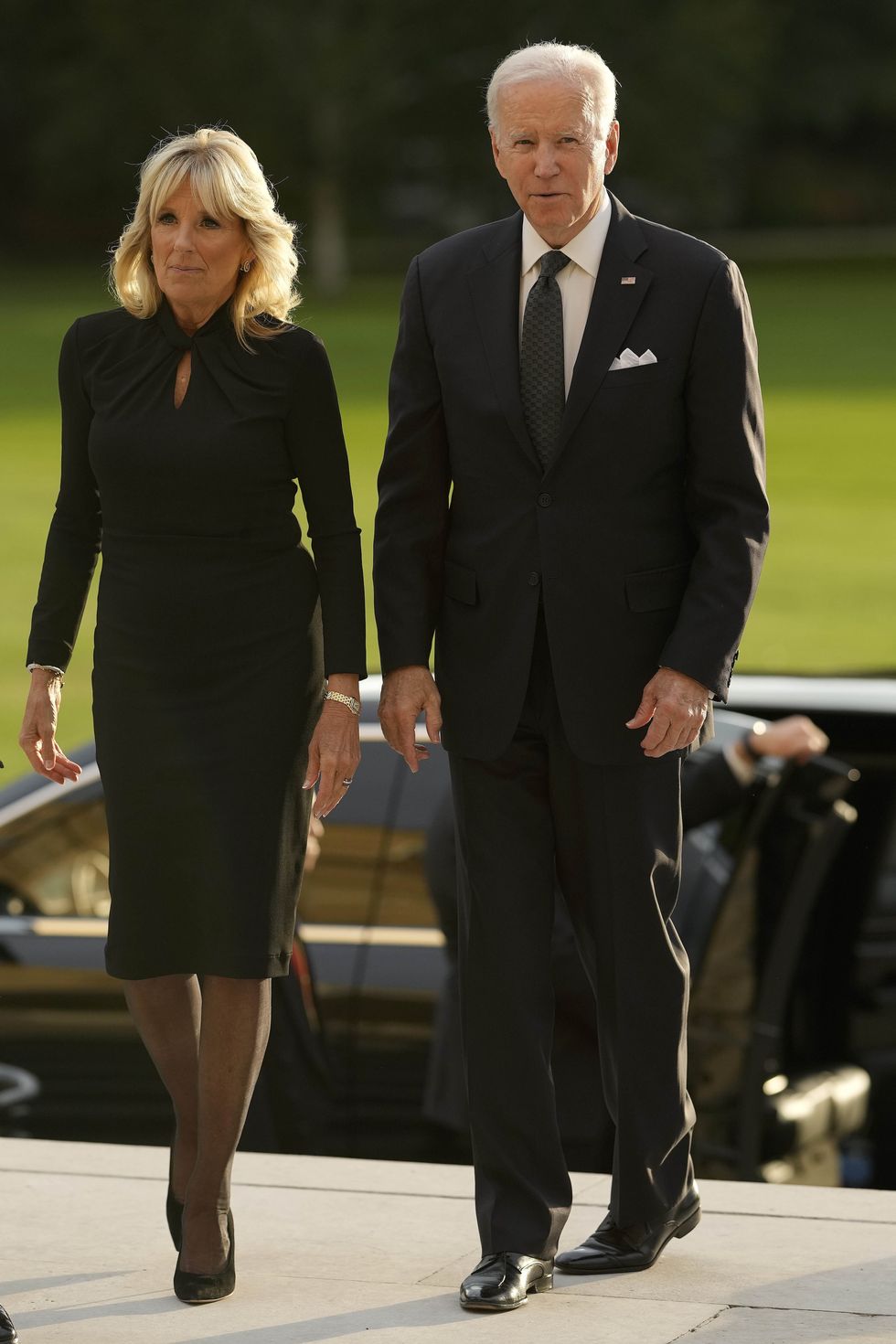 71-річна дружина Джо Байдена у чорній сукні з трендовим вирізом відвідала прийом у Букінгемському палаці