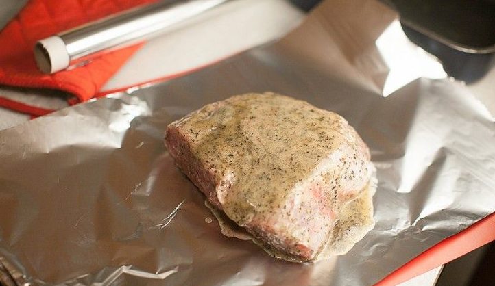 Соковита яловичина в духовці: як правильно замаринувати м'ясо, щоб воно не вийшло сухим
