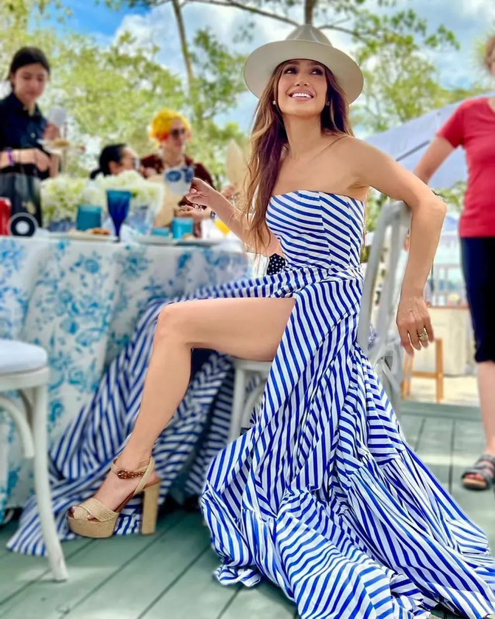В полосатом платье с разрезом до бедра: Дженнифер Лопес очаровала образом во французском стиле