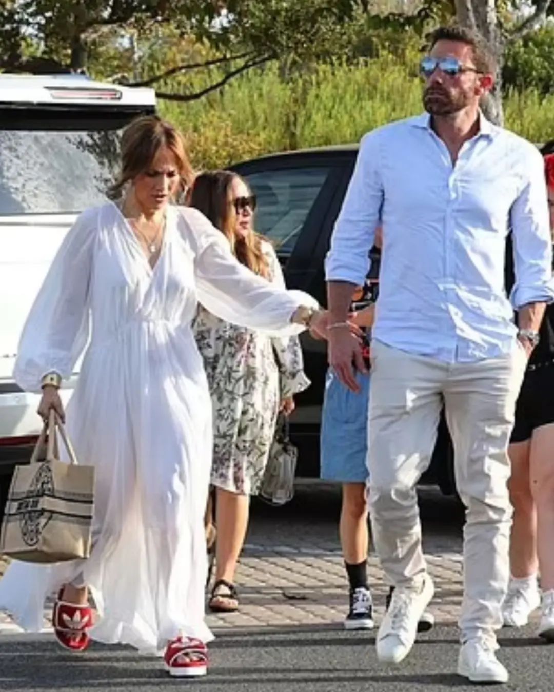 Найбезглуздіший образ: Дженніфер Лопес у білій напівпрозорій сукні сходила з дітьми та чоловіком на ярмарок