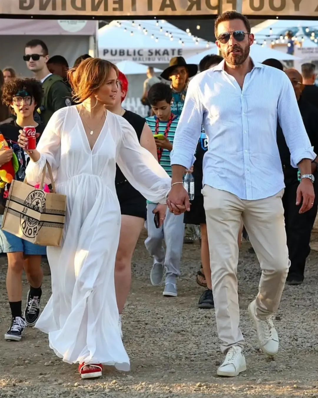 Самый нелепый образ: Дженнифер Лопес в белом полупрозрачном платье сходила с детьми и мужем на ярмарку