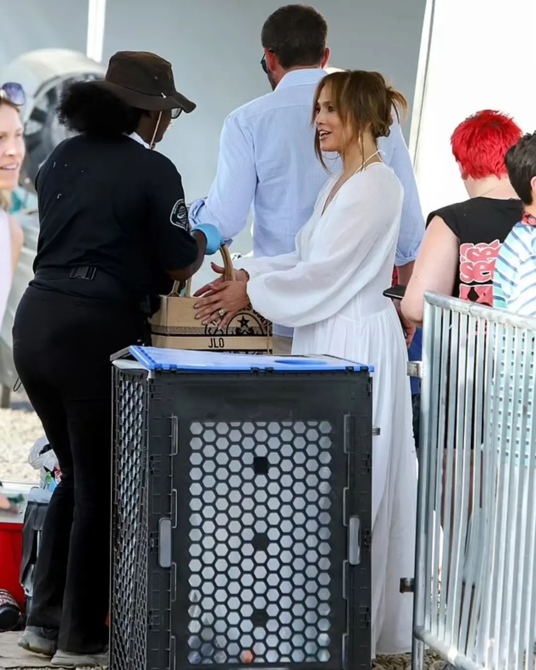 Найбезглуздіший образ: Дженніфер Лопес у білій напівпрозорій сукні сходила з дітьми та чоловіком на ярмарок