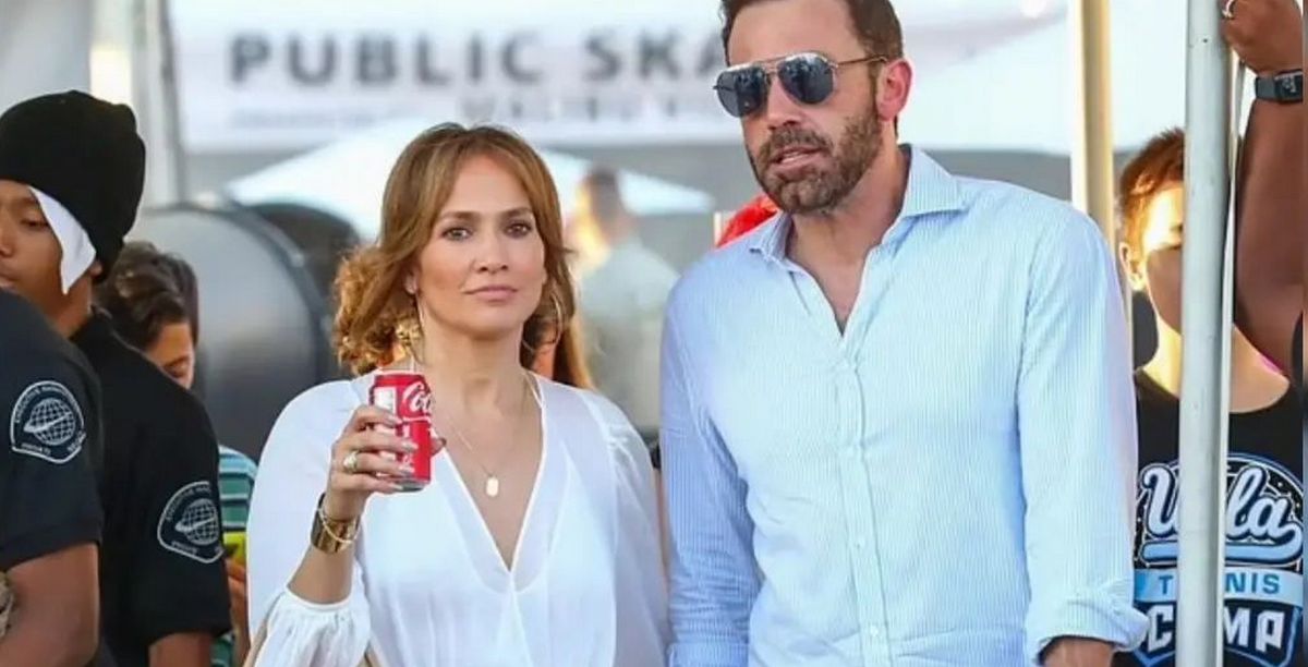 Найбезглуздіший образ: Дженніфер Лопес у білій напівпрозорій сукні сходила з дітьми та чоловіком на ярмарок - today.ua