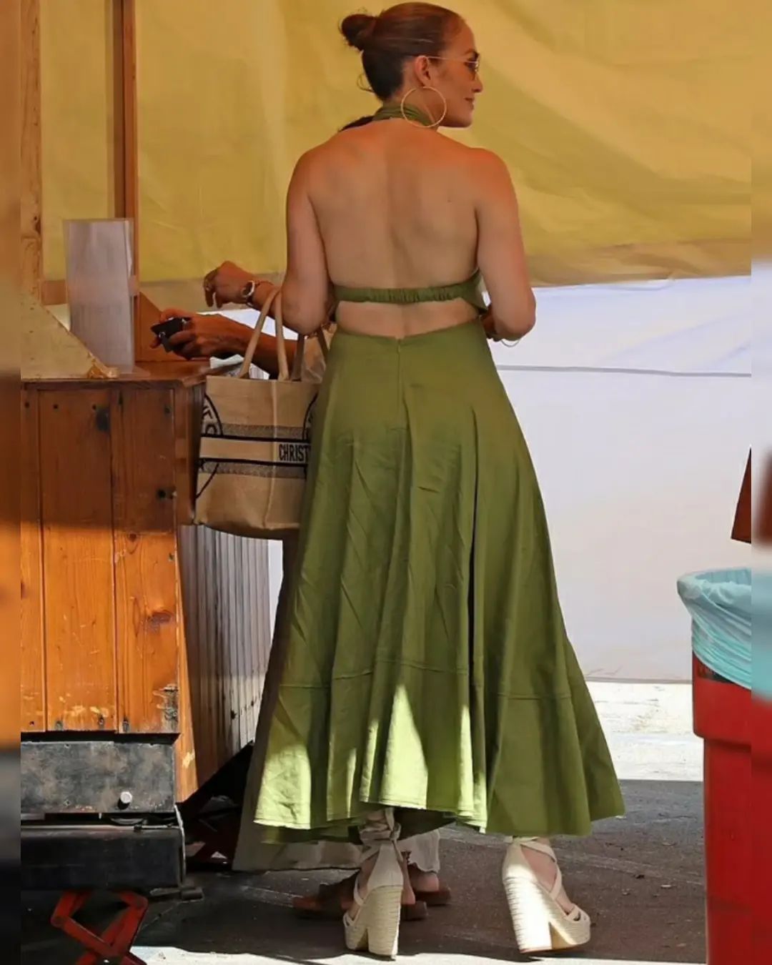 С вырезами под грудью и открытой спиной: 53-летняя Дженнифер Лопес в трендовом платье сходила на блошиный рынок