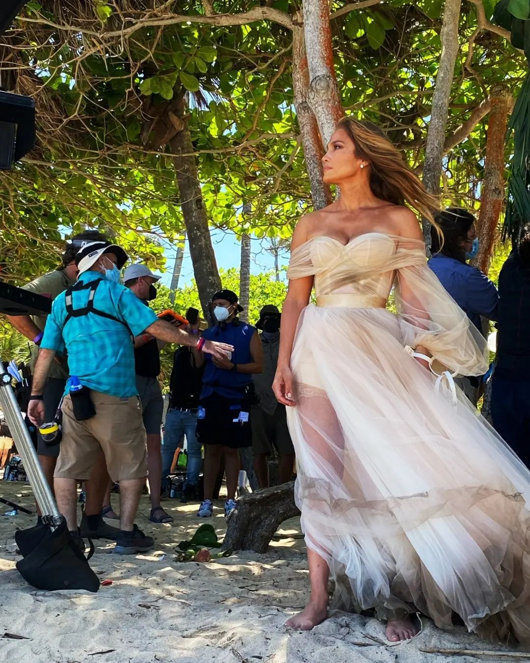 У порваній брудній весільній сукні та з розпатланою зачіскою: Дженніфер Лопес здивувала новими фото