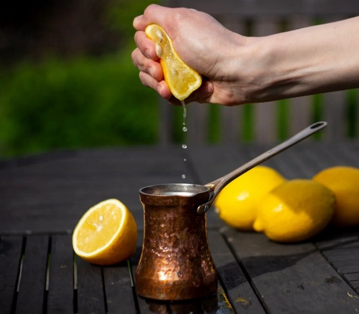 Кофеманам на заметку: как быстро очистить кофейный налет в турке