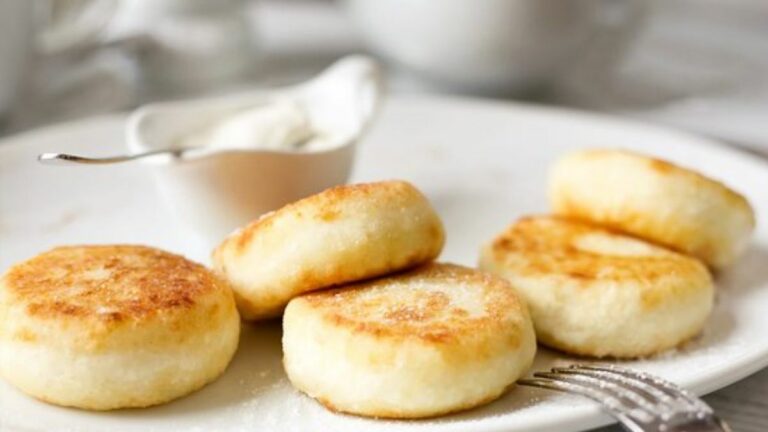 Без жарки и масла: рецепт вкусных сырников в духовке за 20 минут                       - today.ua