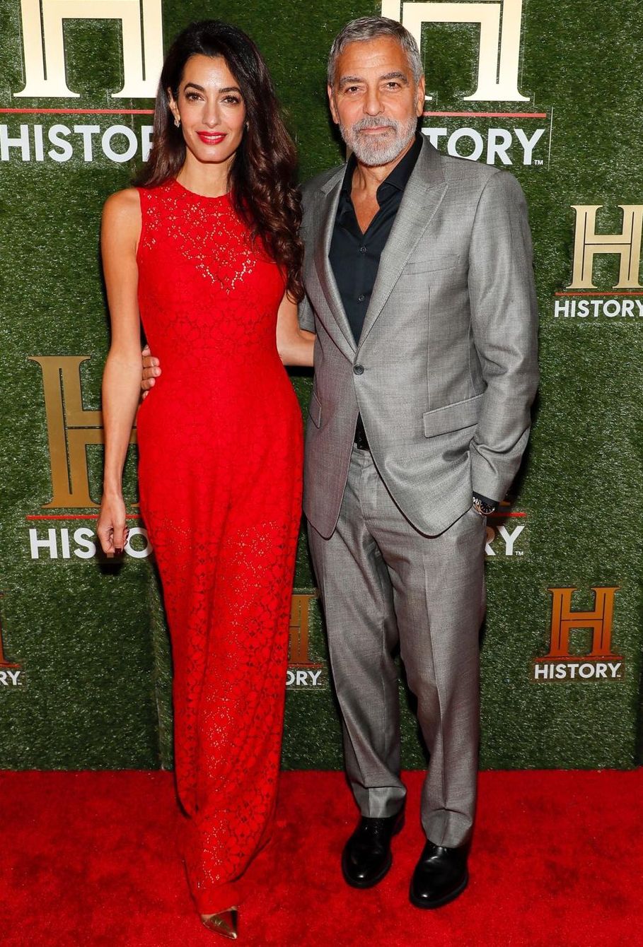 Джордж Клуни совершил редкий выход в свет с супругой: Амаль в красном облегающем платье в пол поразила публику