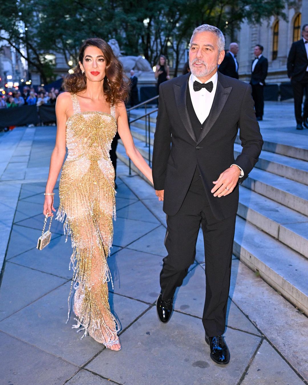 В стиле 20-х годов: жена Джорджа Клуни в золотом платье с бахромой устроила вечеринку в Нью-Йорке