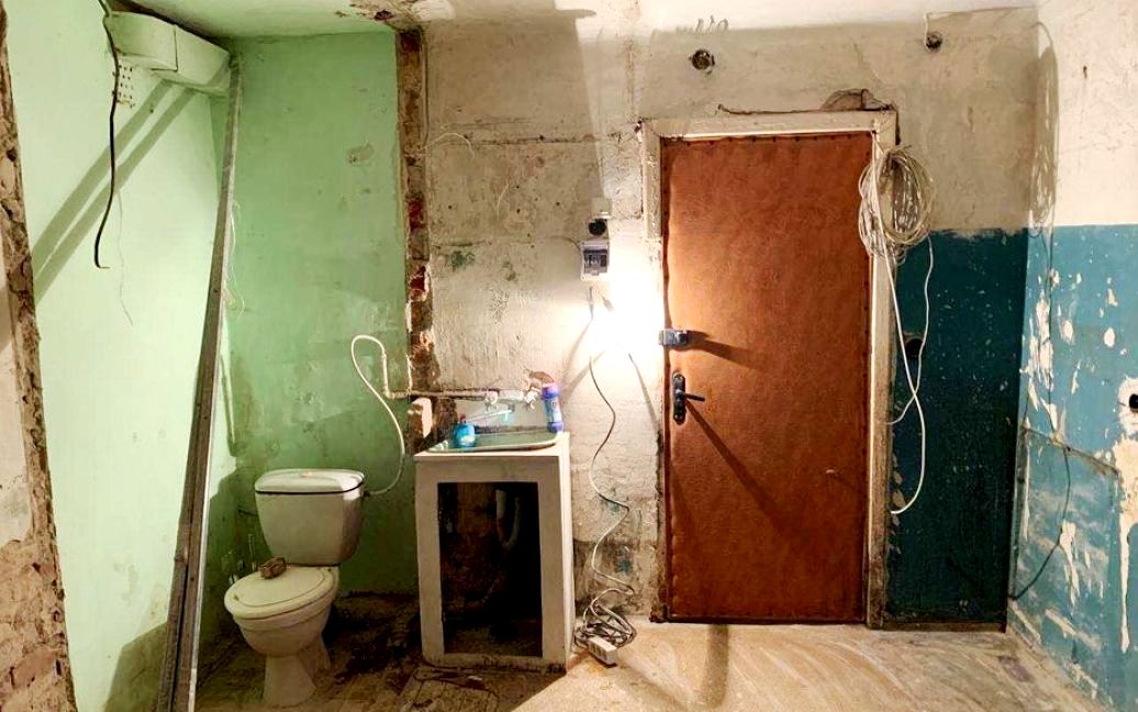 Унитаз у входных дверей: в Киеве выставили на продажу “уникальную“ квартиру – фото 