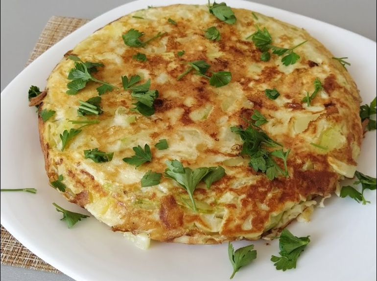 Ленивая капустная лепешка на сковороде: вкусный и сытный завтрак для семьи за считанные минуты