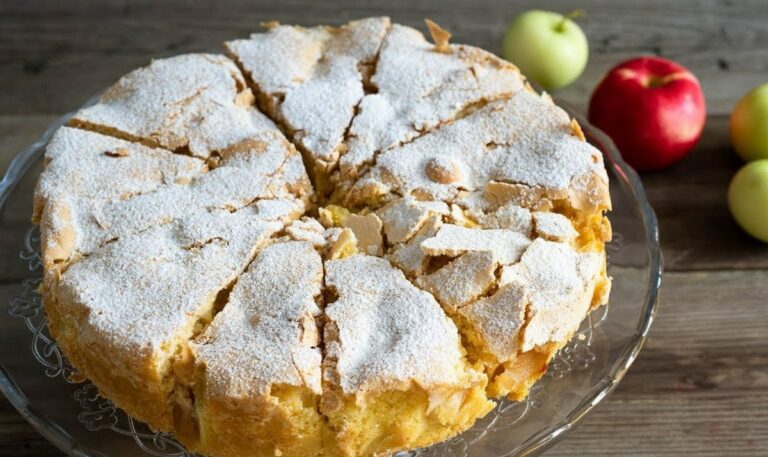 Минимум теста, максимум начинки: нестандартный рецепт шарлотки с яблоками, орехами и изюмом - today.ua