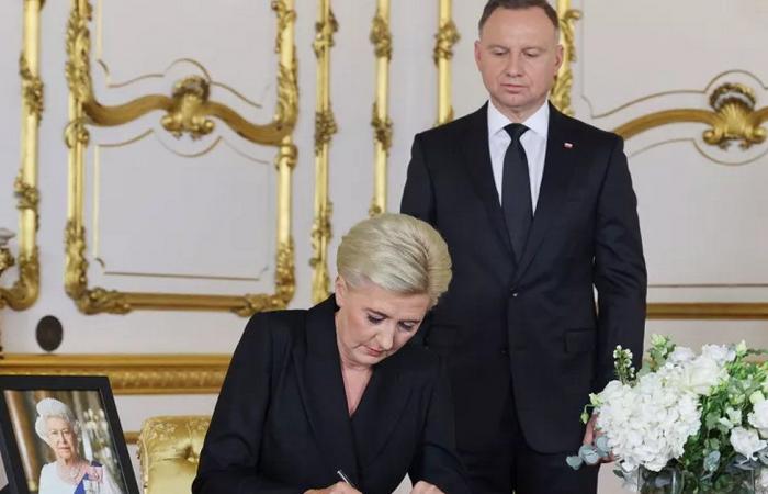 В облегающем платье-пальто: 50-летняя жена президента Польши подчеркнула стройную фигуру в красивом наряде
