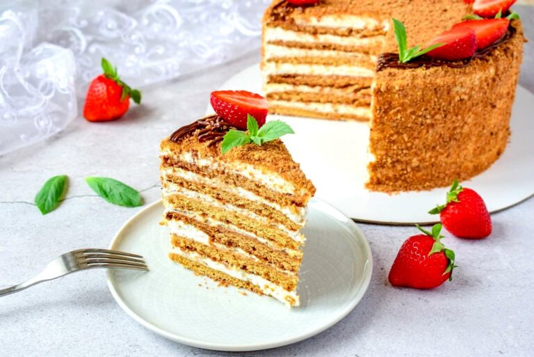 “Медовик“ для зайнятих господинь: найлегший рецепт торта без розкочування коржів  - today.ua