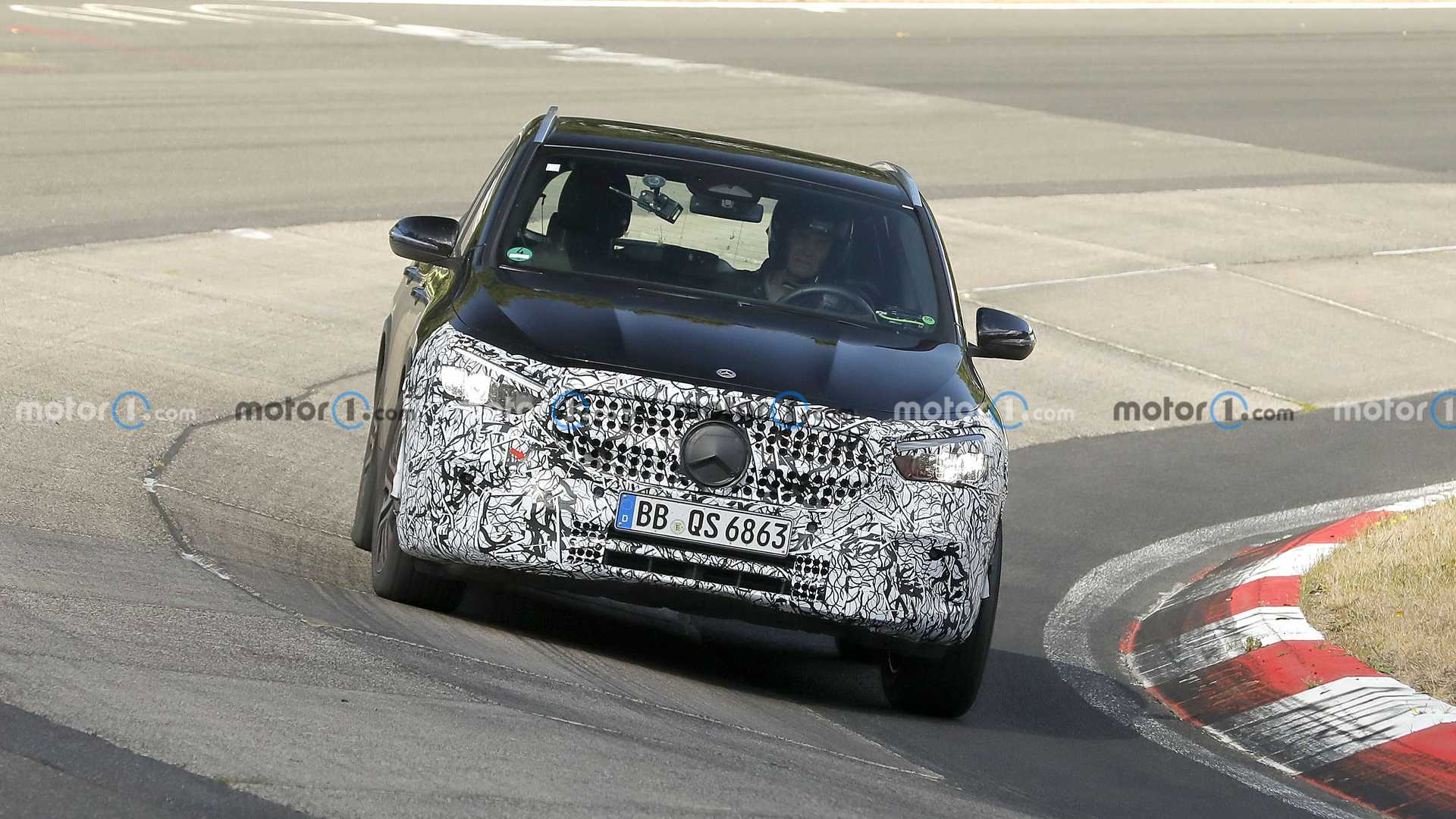 На трасі Нюрбургрінг помітили оновлений Mercedes GLA-Class