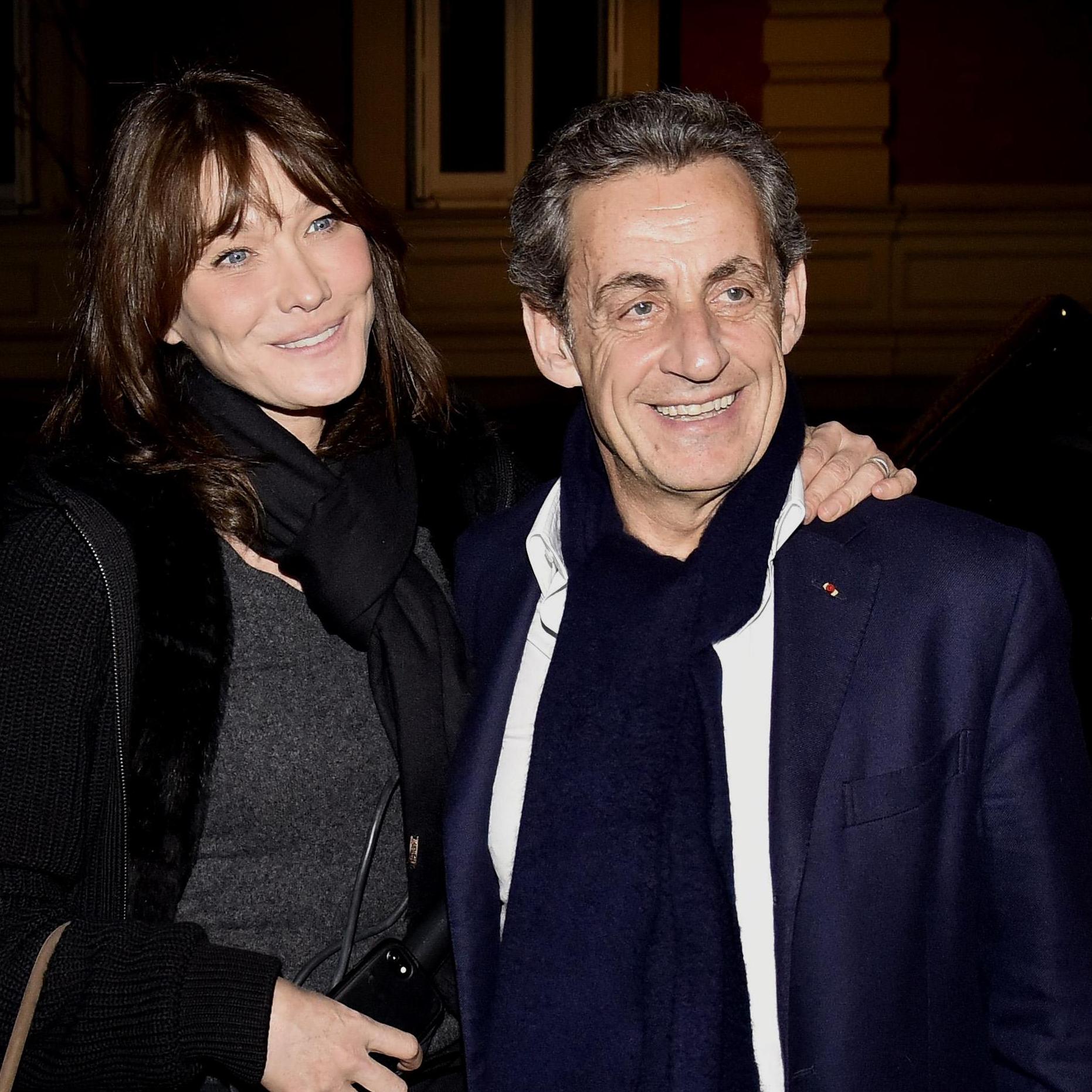 54-річна дружина експрезидента Франції Ніколя Саркозі у сукні-халаті підкреслила струнку фігуру та ідеальні ніжки