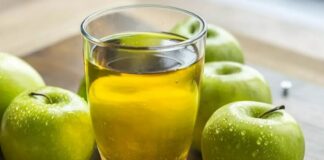 Без кип'ятіння та соковарки: рецепт швидкого яблучного соку на зиму з двох інгредієнтів - today.ua