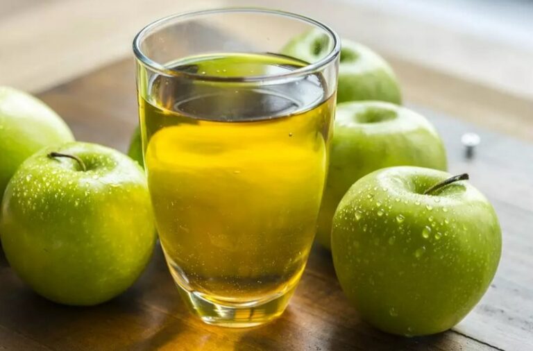 Без кип'ятіння та соковарки: рецепт швидкого яблучного соку на зиму з двох інгредієнтів - today.ua