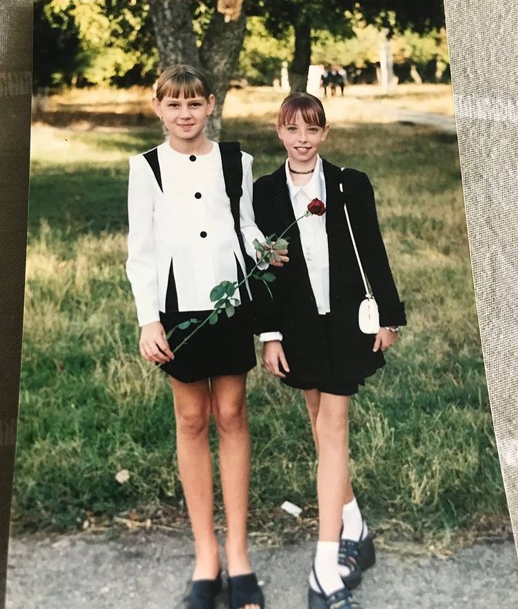 “Со школы на стиле“: Надя Дорофеева в мини-юбке удивила архивным фото с 1 сентября