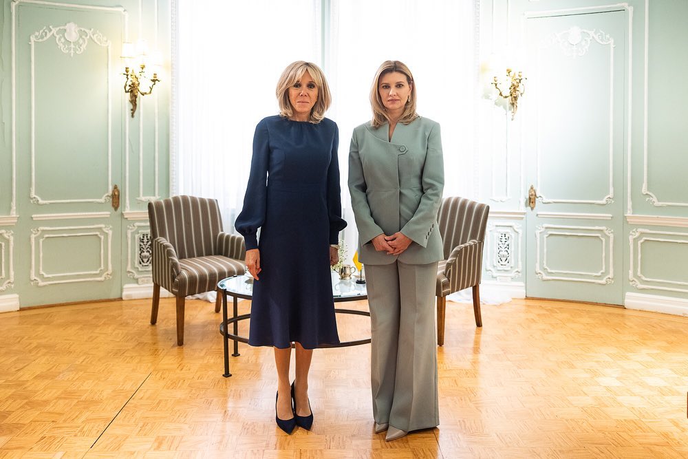 В темно-синем платье с манжетами: 69-летняя Брижит Макрон очаровала на встрече с первой леди Украины