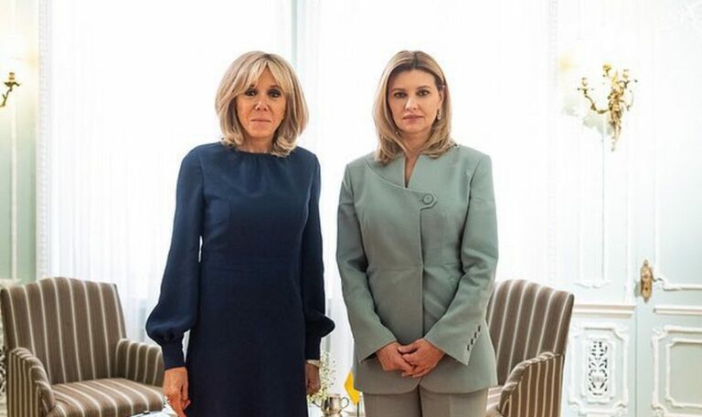 У темно-синій сукні з манжетами: 69-річна Бріжит Макрон причарувала на зустрічі з першою леді України - today.ua