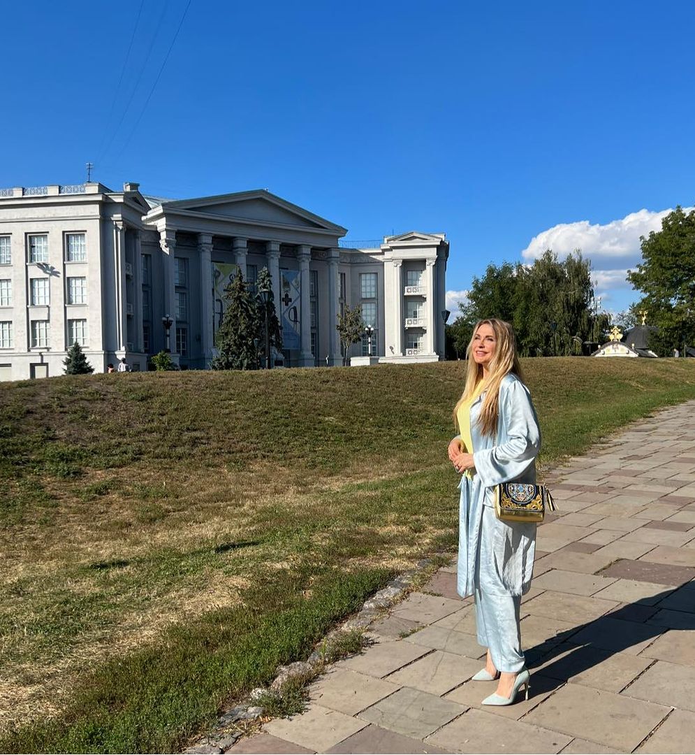 У шовковому костюмі у білизняному стилі: 55-річна Ольга Сумська прогулялася Києвом у трендовому вбранні