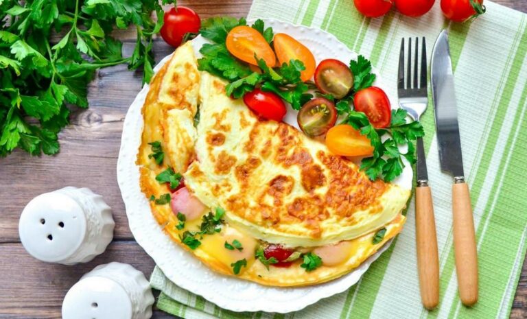Сытный омлет с начинкой: секрет приготовления идеального завтрака на скорую руку - today.ua