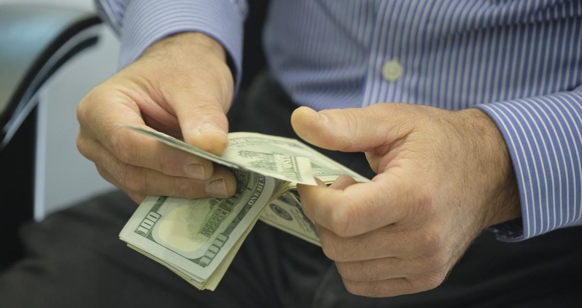 НБУ ввів обмеження на перекази та зняття готівки: які суми українці можуть виводити з рахунків під час війни