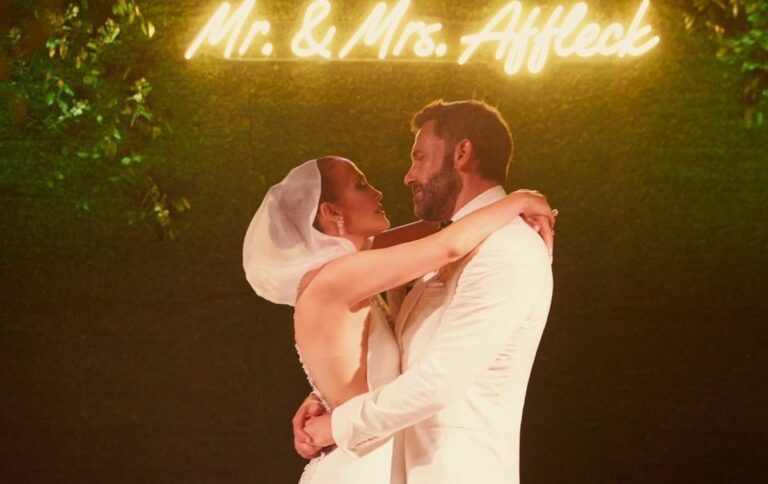“Тягар минулого впав з плечей“: Дженніфер Лопес показала нові фото з весілля з Аффлеком - today.ua