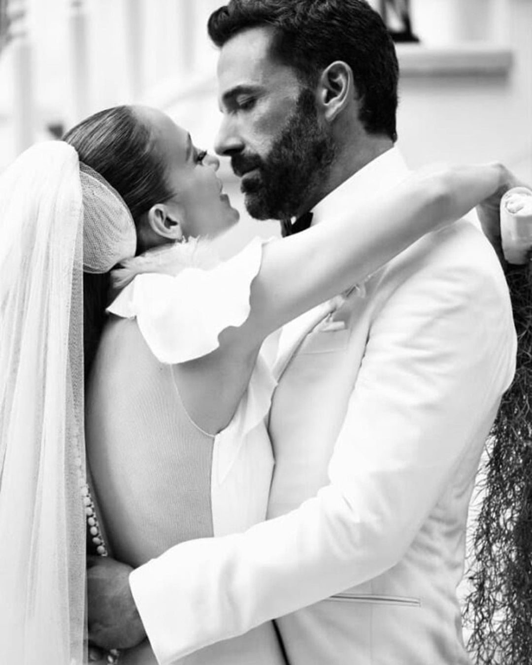 “Груз прошлого упал с плеч“: Дженнифер Лопес показала новые фото со свадьбы с Аффлеком