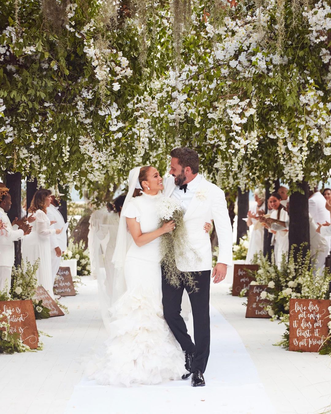 “Груз прошлого упал с плеч“: Дженнифер Лопес показала новые фото со свадьбы с Аффлеком